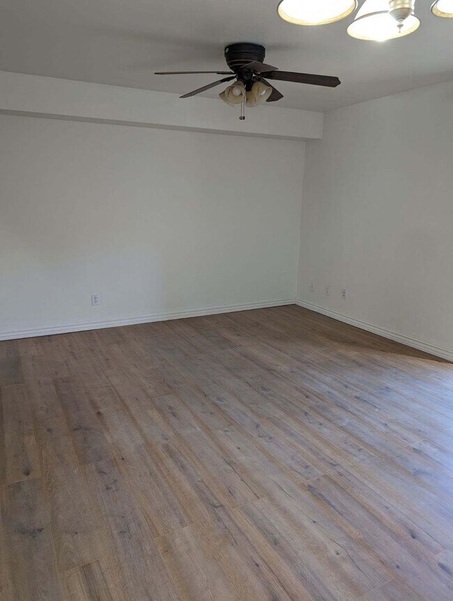 Building Photo - Newly Remodeled One Bedroom/ One Bath Condo