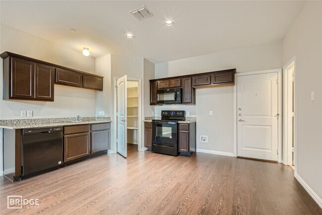 Foto del edificio - 1313 Lakecrest Ln