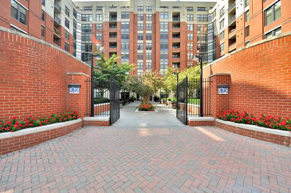 Foto principal - 1021 N Garfield St