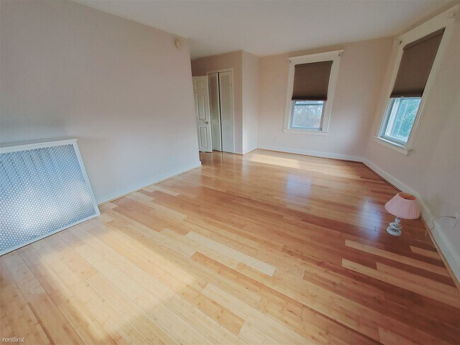 Building Photo - 2 br, 1 bath Condo - 131 Soundview Ave Apt 2