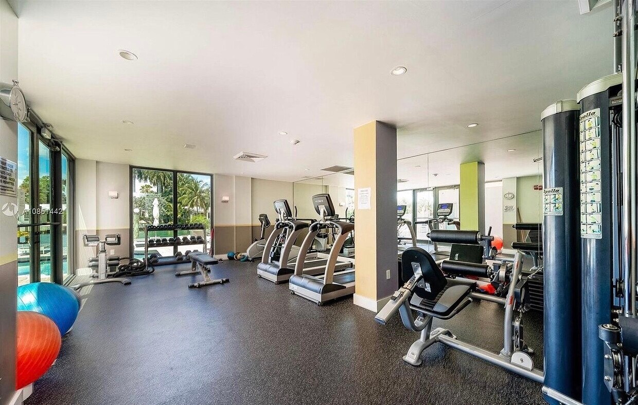 Foto principal - 9660 W Bay Harbor Dr