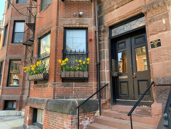 Foto del edificio - Nicely updated studio near the heart of Back Bay.