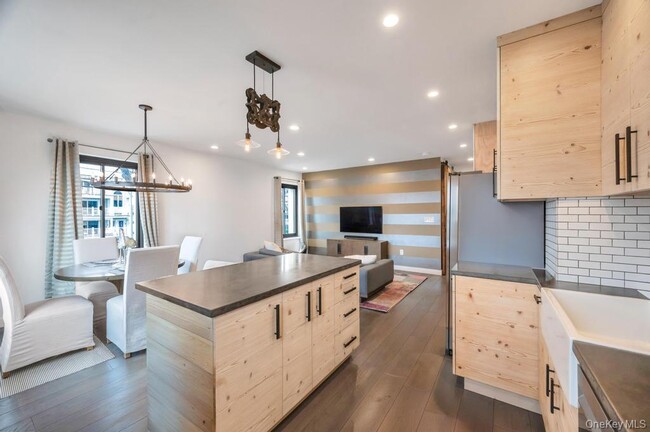 Foto del edificio - 100 W Broadway