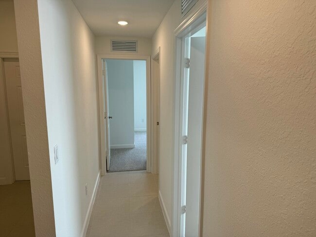 Building Photo - 10509 NW Suncrest Lp