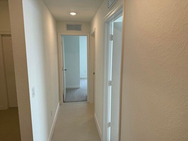 Building Photo - 10509 NW Suncrest Lp