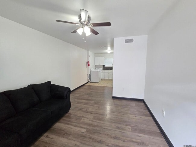 Building Photo - 947 Grebe St