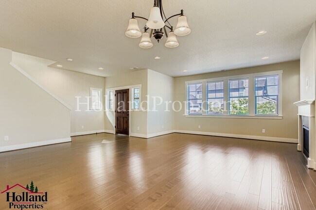 Foto del edificio - BEST REDUCED PRICE at $2,995 ** Spacious &...