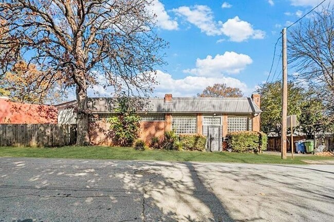 Building Photo - 1112 Delaware Ave SE