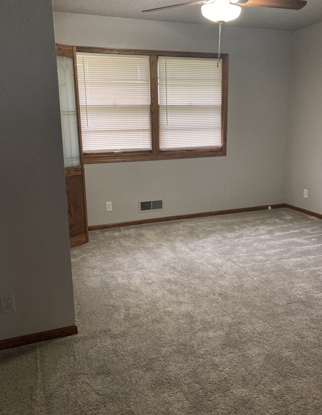 Building Photo - Spacious 3 bedroom 1.5 bathroom home