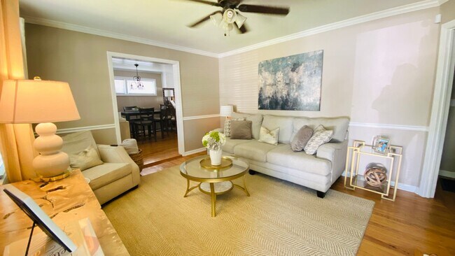 Building Photo - Three bedroom one bath!