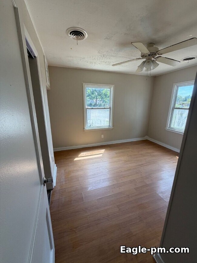 Foto del edificio - 714 13th Ave NW