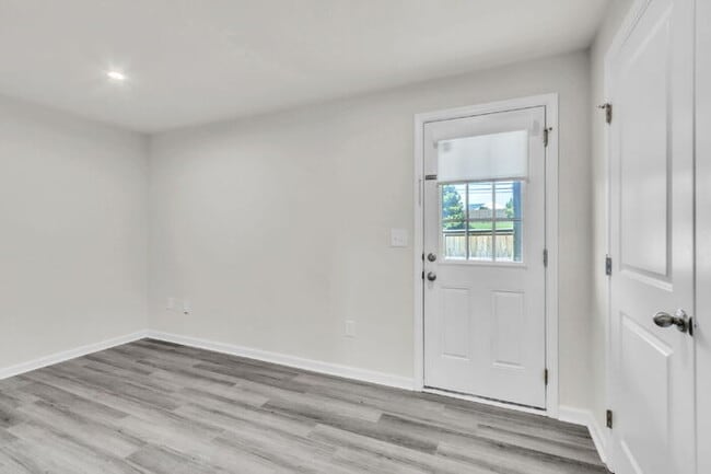 Building Photo - Modern 3BR Townhome with Bonus Room Near F...