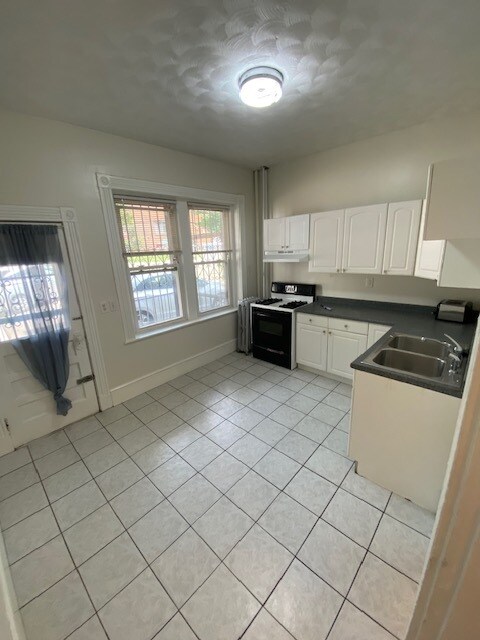 Foto del edificio - 79 Glenville Ave