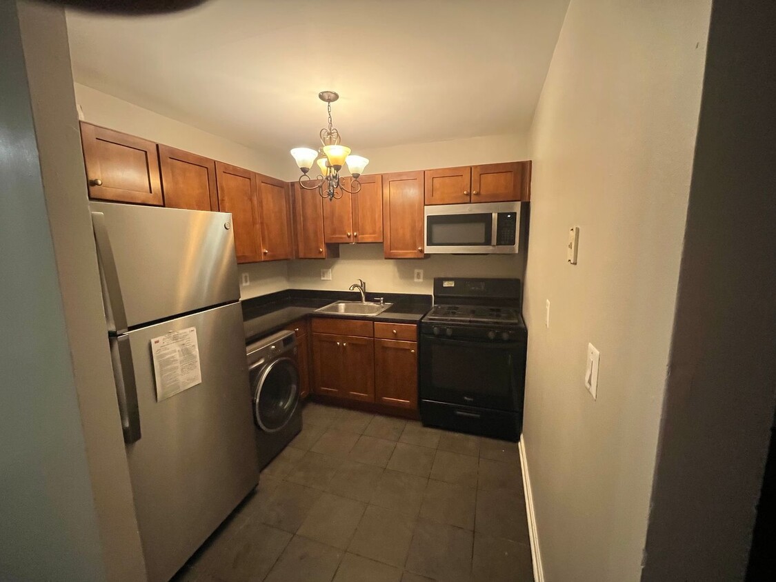 Foto principal - NEWLY AVAILABLE - RENOVATED 2 BR UNIT IN T...