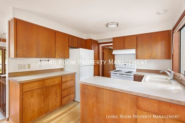 Building Photo - 7566 SW Cresmoor Dr