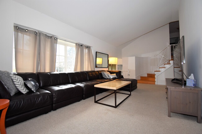 Building Photo - Awesome 3 Bedroom/3 Full Bath Split Level Home in close in Bethesda!