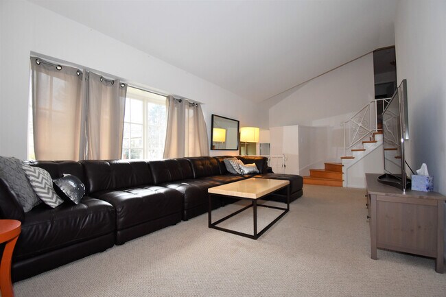 Foto del edificio - Awesome 3 Bedroom/3 Full Bath Split Level Home in close in Bethesda!