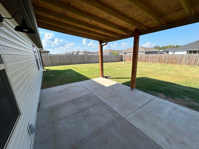 Building Photo - Beautiful Newer Home with Spacious Two-Car...
