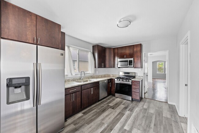 Building Photo - 2134 W 24th St