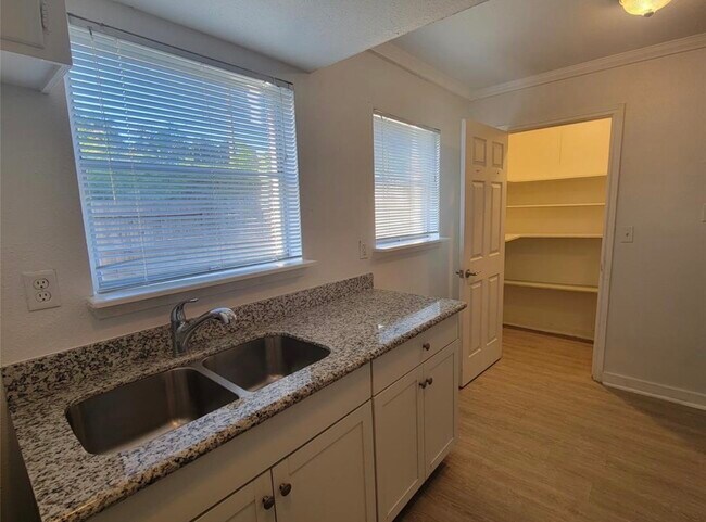 Foto del edificio - 806 Danna St