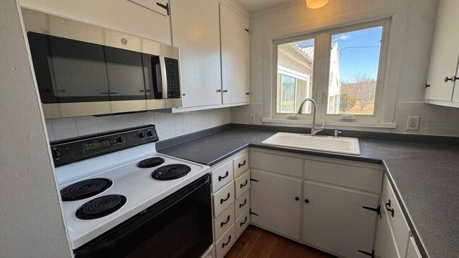 Building Photo - 11 Elm St