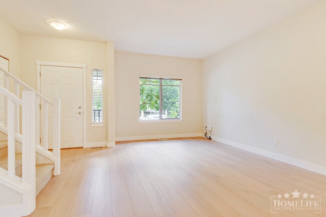Photo du bâtiment - Immaculate 3-Bedroom, 2.5-Bath Half-Duplex Upper Suite Home for Rent in West Cloverdale