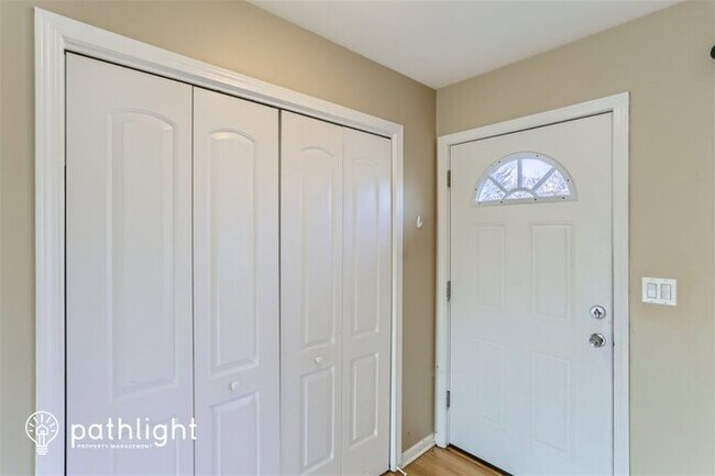 Foto del edificio - 523 East Weathersfield Way, Schaumburg, IL...