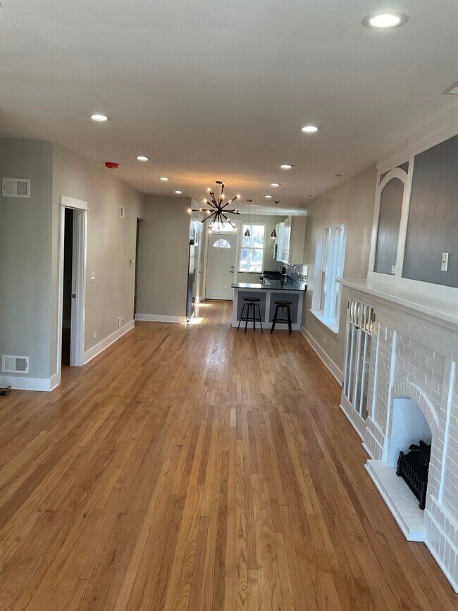 Open space - 4037 W Roscoe St