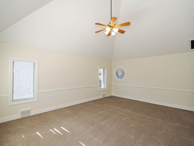 Building Photo - Luxury 6-Bed Home with Detached Heated Sho...