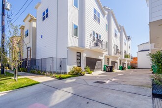 Building Photo - 1025 Roberts St