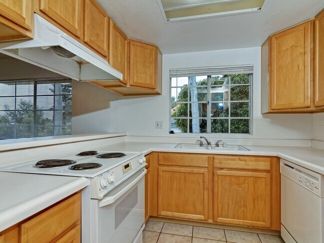 Foto del edificio - Sunny Top Floor Condo With Private Balcony...