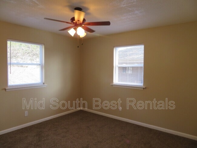 Building Photo - 413 Lindenhurst Dr