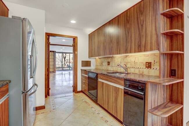 Building Photo - AMAZING SPACIOUS END UNIT TOWNHOUSE IN PRIME LOCATION