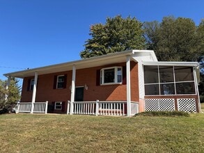 Building Photo - 793 Northwest Dr