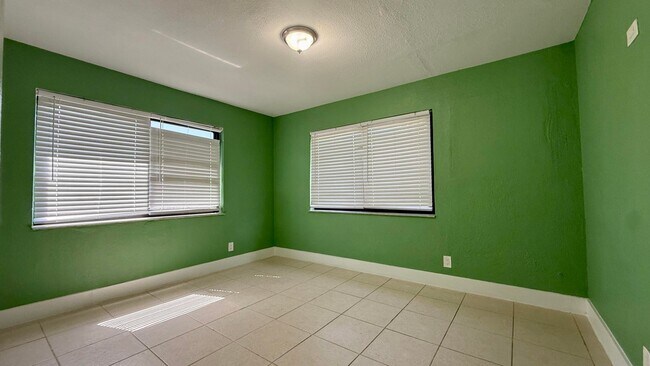Building Photo - 4729 Myrtle Ln