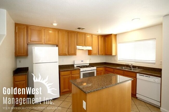 Building Photo - Beautiful Newly Remodeled 3Bdm 2.5Ba Locat...