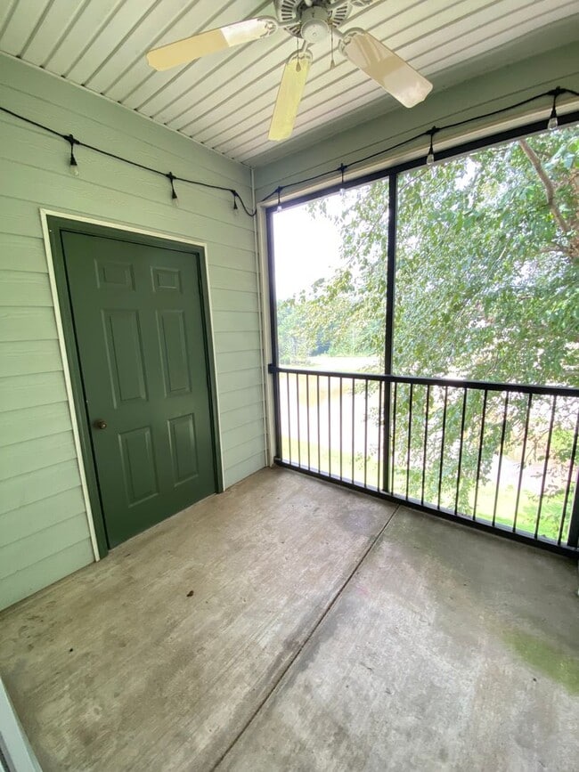Building Photo - 3Bed/2Bath Available September 2025!