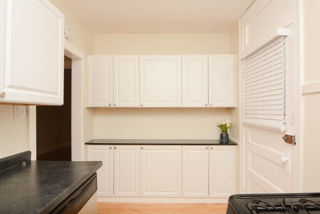 Foto del edificio - 1425 W Hutchinson St