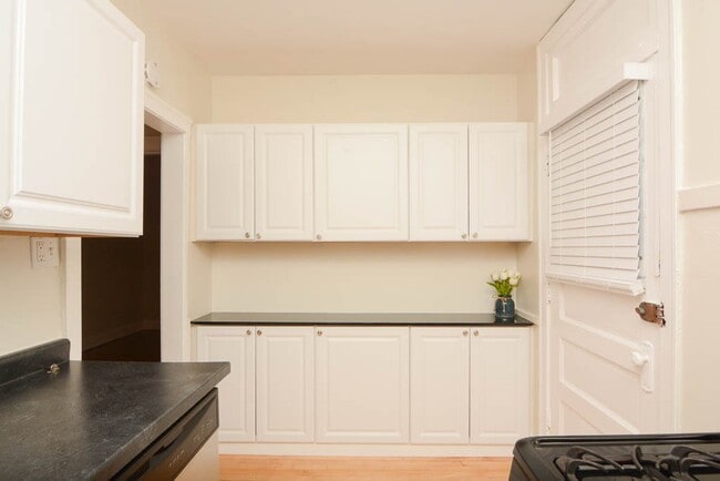 Building Photo - 1425 W Hutchinson St