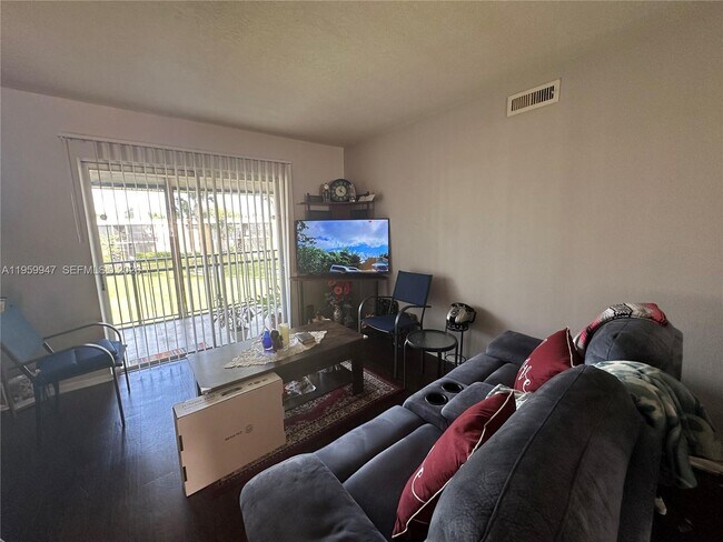 Foto del edificio - 1000 Lake of the Woods Blvd