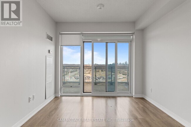 Photo du bâtiment - 2520 Eglinton Ave W