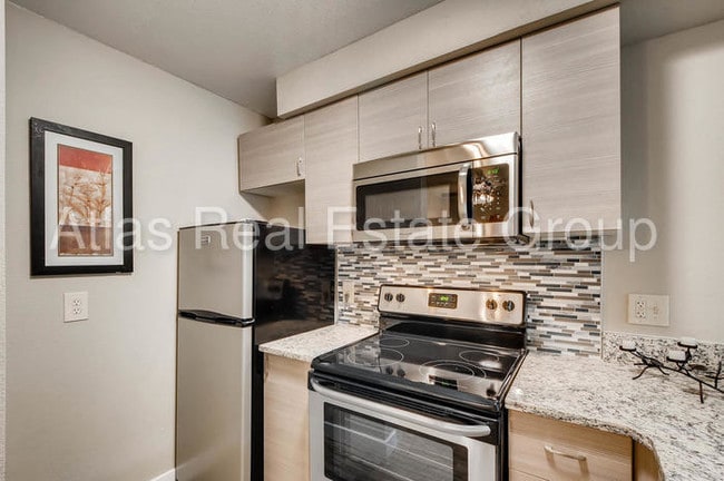 Building Photo - 981 S Dahlia St