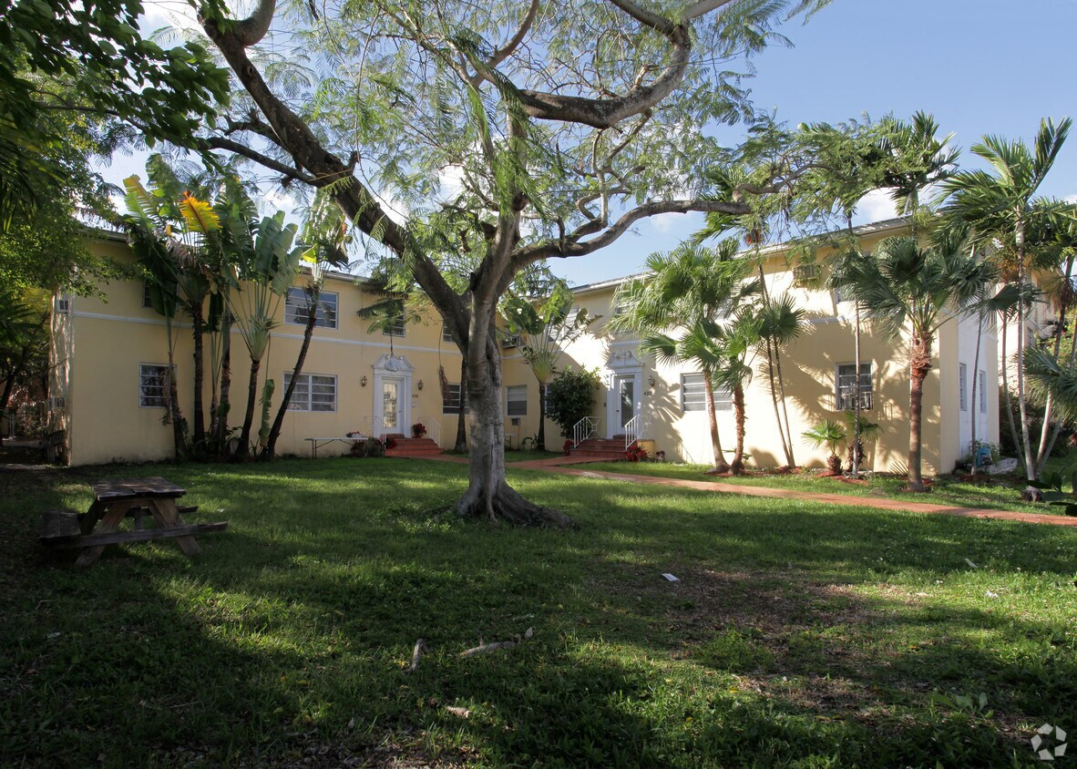 Primary Photo - 418 Valencia Ave