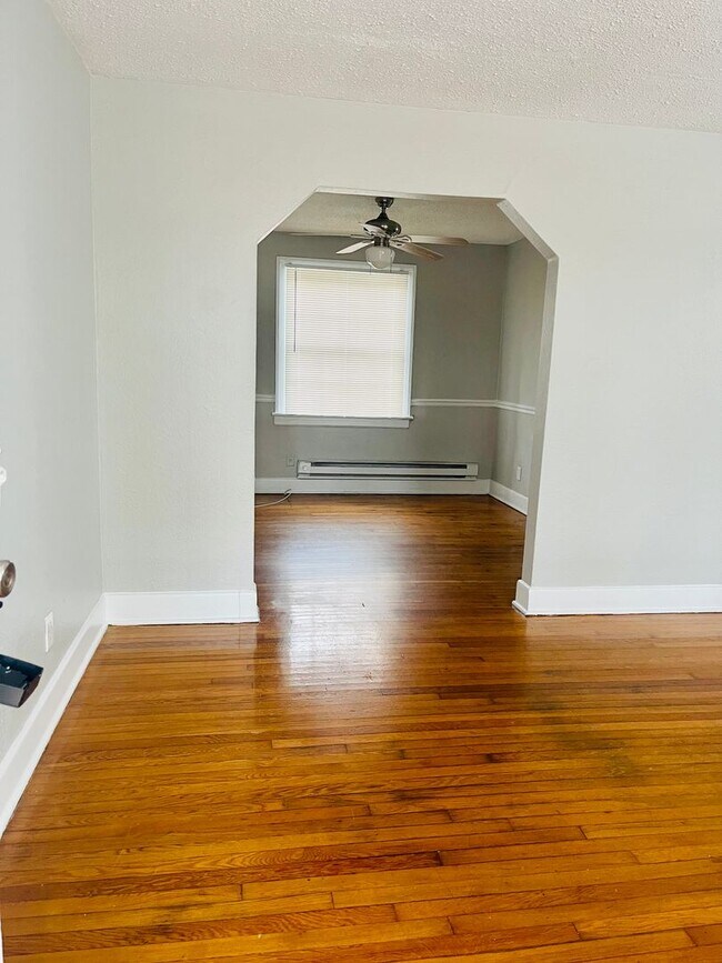 Building Photo - Charming 3 bedroom 1 bath Single Family Ho...