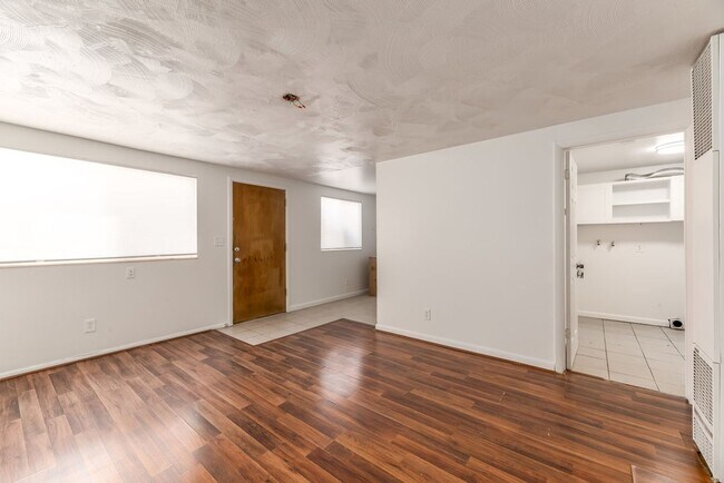 Foto del edificio - 157-159 E. Burton Ave