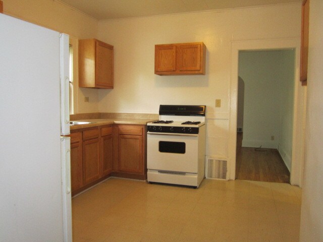 Kitchen - 1011 Euclid Ave