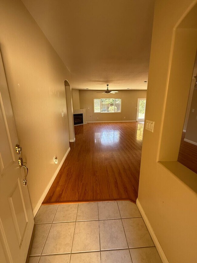 Building Photo - Modern 4-Bedroom Home in Northwest Bakersfield