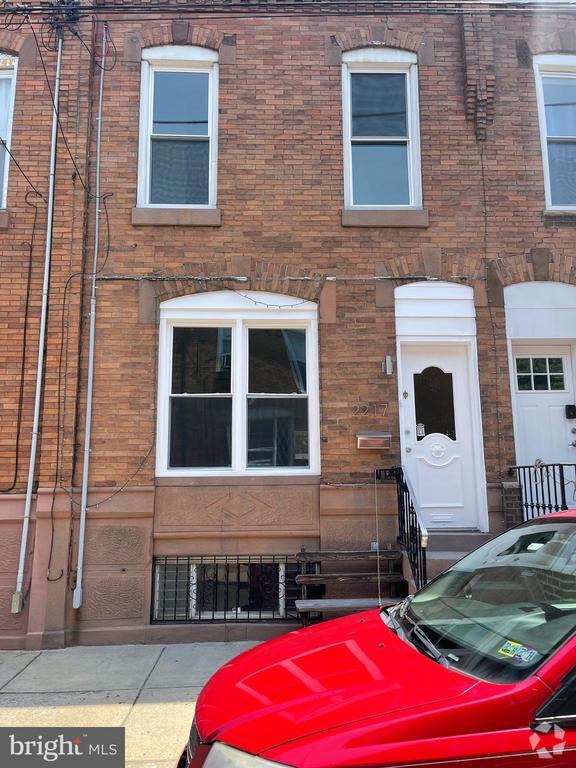 Building Photo - 2217 S Chadwick St