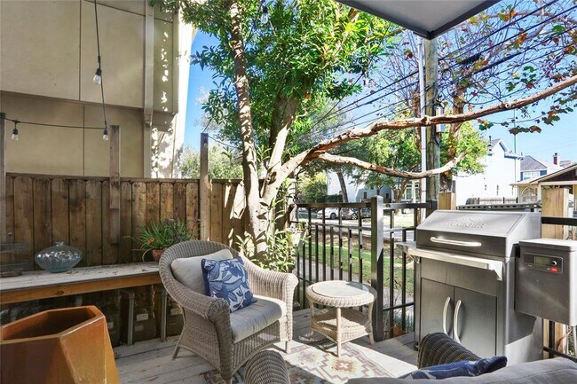 Building Photo - 779 Waverly St