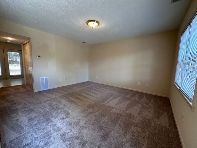 Building Photo - Charming 2 Bed, 1.5 Bath Townhome – Prime ...